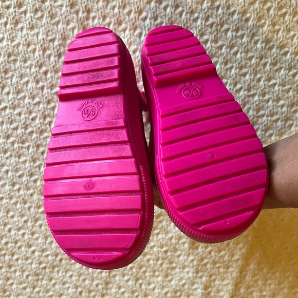 GAP toddler rubber rain boots. Quick-drying upper Rubber gripper sole Pink. 9/10 - Picture 8 of 10